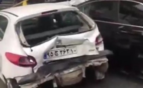 تصادف زنجیره ای 4 خودرو به شکلی عجیب در تهران
