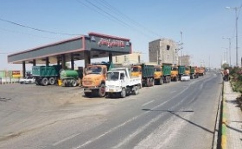 کاهش سهمیه سوخت کامیون داران در زابل/ اعتراض ۵۰۰ نفره راه به جائی نبرد