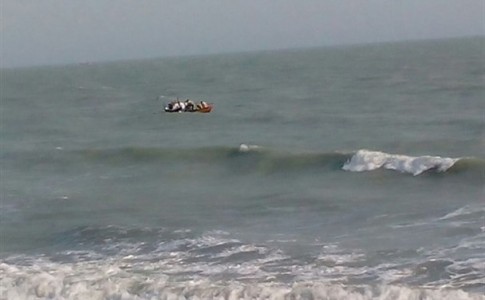 مونسون و طوفان های سهمگین 6 نفر را در دریا گرفتار کرد