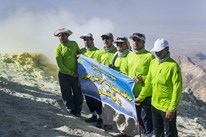 نخستین صعود ۱۰۰ نفری حافظان محیط زیست به قله تفتان+تصاویر