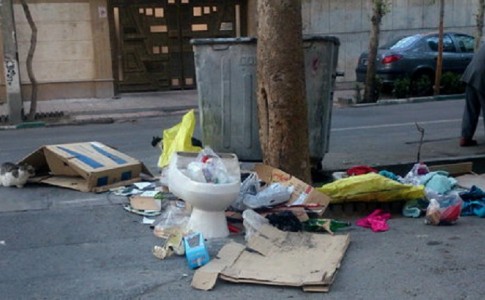 بیرون ریختن زباله توسط کسبه تخلف محسوب می‌شود/ سطل های زباله در بازار برای عابران پیاده تعبیه شده