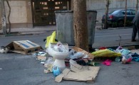 بیرون ریختن زباله توسط کسبه تخلف محسوب می‌شود/ سطل های زباله در بازار برای عابران پیاده تعبیه شده
