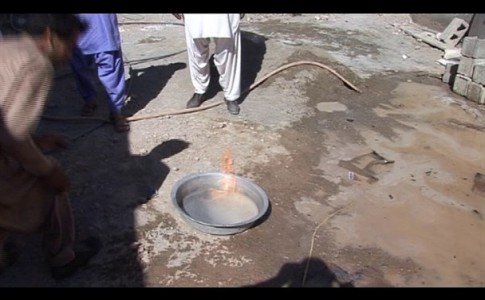 رخ دادن پدیده ای نادر در چاه آب خانگی شهروند مهرستانی/اشتعال آب به جاذبه دیدنی مردم تبدیل شد