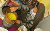 وقتی غذای محلی به تولید انبوه می رسد/ کشک زرد منبع درآمد خانواده سیستانی