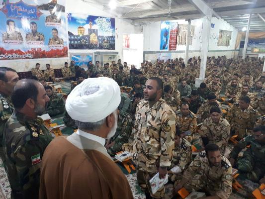 برگزاری محفل انس با قرآن با حضور سربازان ارتشی شیعه و سنی شهرستان خاش