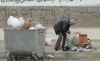 زباله گردها بلای جان سطل های زباله در زاهدان/ سرگردانی زباله ها در خیابان ها تهدیدی بر سلامت جامعه است