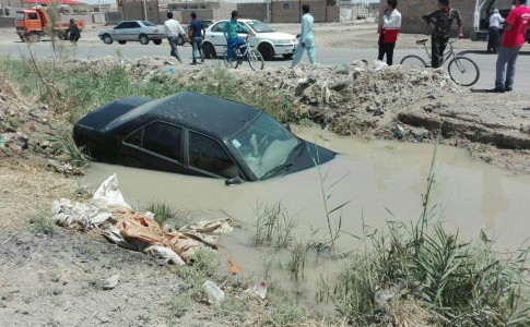 بلعیده شدن خودروها در کانال فاضلاب زابل! +تصاویر