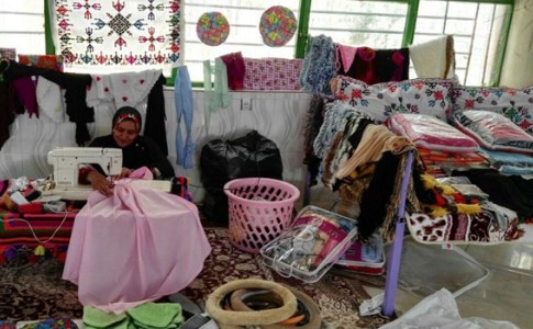 بازار سوزن دوزی در انحصار چشم بادامی ها/ اشتغالزایی برای40 نفر دستاورد بانوی کارآفرین خاشی