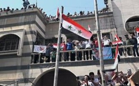 اهتزاز پرچم سوریه در شهرک‌های تازه آزاد شده جنوب دمشق+تصاویر