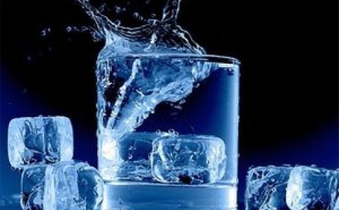 مضرات نوشیدن "آب یخ" چیست؟