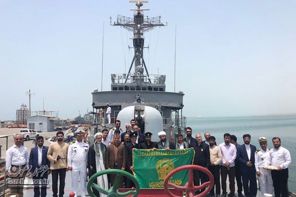 استقبال پرسنل نیروی دریایی ارتش از بیرق رضوی