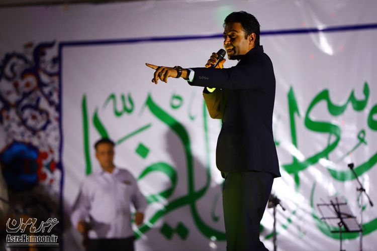 محمدرضا عدیلی مجری برنامه در دومین شب از جشن دهه کرامت در زاهدان