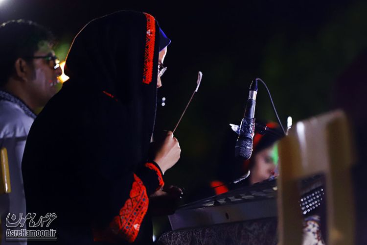 اجرای گروه موسیقی سنتی در دومین شب از جشن دهه کرامت در زاهدان