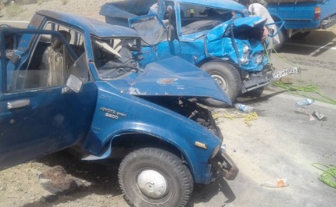 پرسه مرگ در‌ جاده های سیستان و بلوچستان/ برخورد شاخ به شاخ وانت تویوتا با نیسان سه کشته و زخمی بر جای گذاشت