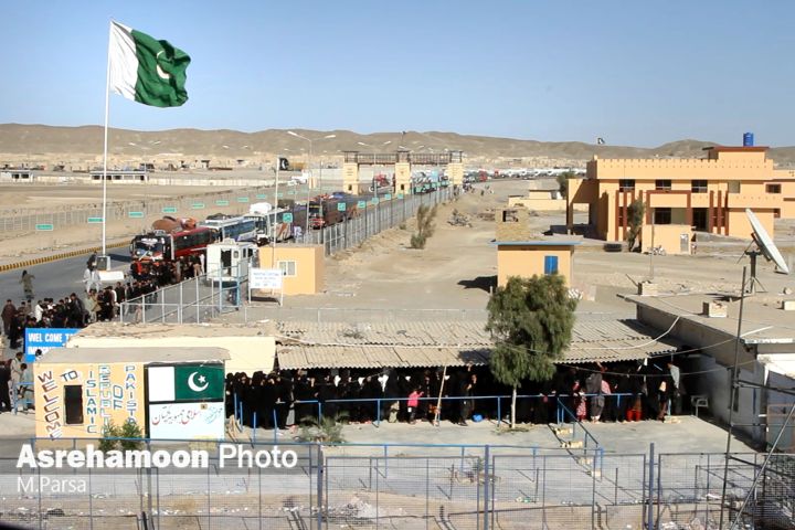 زائران پاکستانی قبل از ورود به مرز ایران