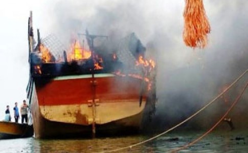 آتش سوزی لنج باری در چابهار 4 کشته و مجروح برجای گذاشت