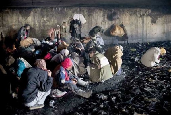غبار آلود شدن هوای شهر با افزایش معتادین بی خانمان در سراوان