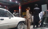 تخلف آشکار بیخ گوش دستگاه های نظارتی در سراوان!/ توزیع بنزین در گالن صدای مردم را در آورد