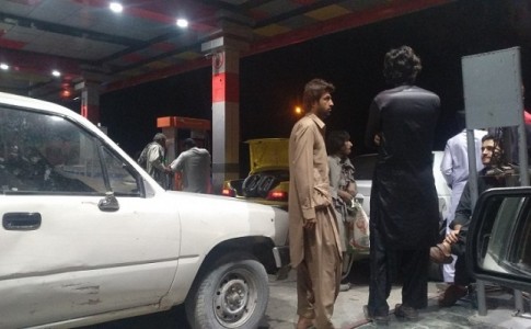 تخلف آشکار بیخ گوش دستگاه های نظارتی در سراوان!/توزیع بنزین در گالن صدای مردم را در آورد