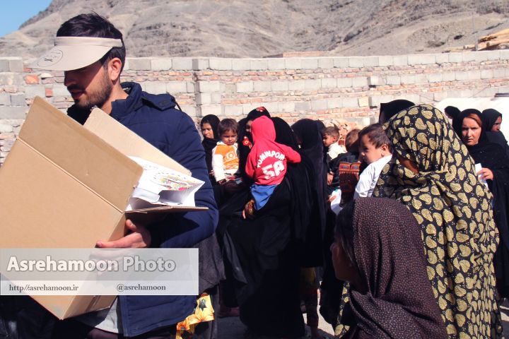 توزیع بسته های دانش آموزی بین دانش آموزان حاشیه شهر زاهدان