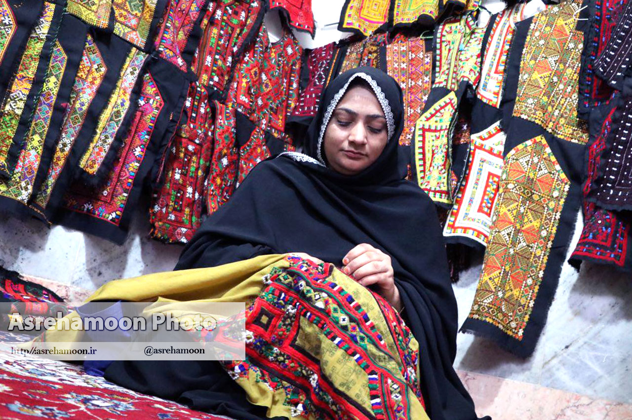 سوزن دوزی هنر دست زنان بلوچ در ایرانشهر