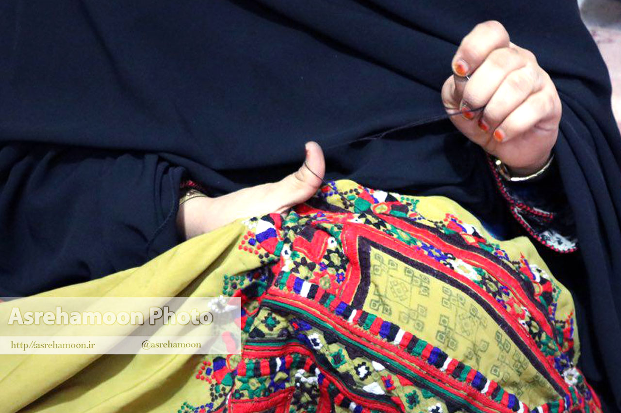 سوزن دوزی هنر دست زنان بلوچ در ایرانشهر