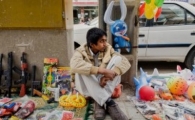 اجاره پیاده رو به دست فروشان توسط مغازه داران زابلی