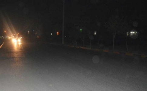 قطع برق خیابان امیرکبیر زاهدان و گلایه کسبه محل/ یک مسئول:کنده کاری تاسیسات علت خاموشی بود