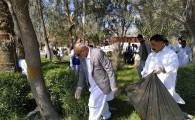 جمع آوری زباله ها در سراوان توسط مسئولین سراوان با هدف استقبال از نوروز+ تصویر