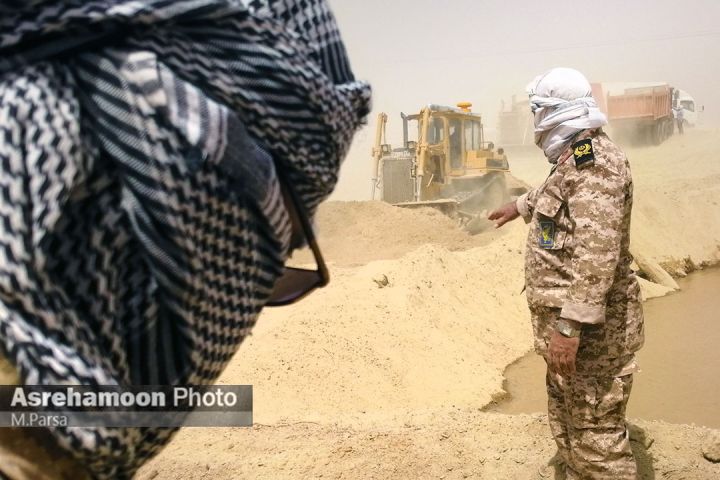 سردار گشتاسبی در محل احداث و ترمیم سیل بند در نیاتک سیستان توسط سپاه