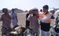 گزارش تصویری/ توزیع کلاه ایمنی میان راکبین موتورسیکلت ها در سراوان