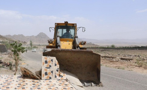 سازه های غیر مجاز احداث شده در حریم محور منزل آب - خیر آباد تخریب شد