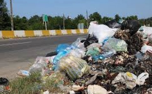 تخلیه زباله توسط شهرداری زابل در اطراف استادیوم ورزشی
