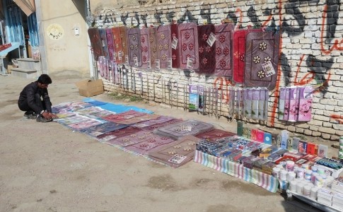 حکمرانی دست فروشان در خیابان های سیستان/از اجاره پیاده رو تا عدم رعایت قانون