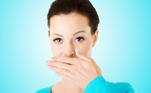 بوی بد دهان را با چند فرمول خانگی از بین ببرید