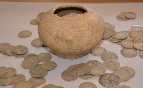مرمت 43 سکه تاریخی از قلعه تیس چابهار