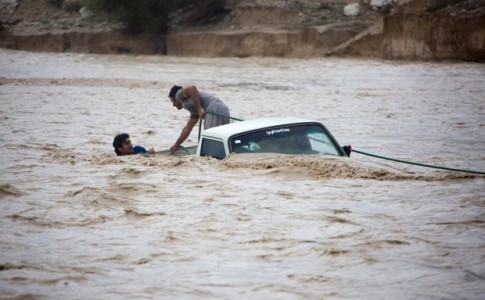 نجات سرنشینان دو خودرو گرفتار در سیلاب شهرستان دلگان/امدادرسانی به ۱۰ خودرو