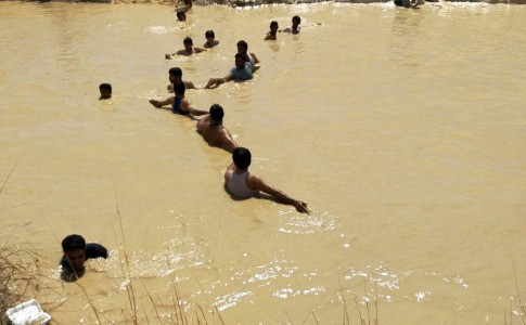 غرق شدن کودک ۴ ساله در روستای سندسر کنارک/نجات غریق ۴ فرد گرفتار در سیل توسط مردم بومی روستا