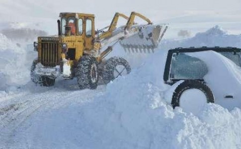 برف مسیر ارتباطی 25 روستای اطراف تفتان را مسدود کرد