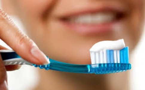 مسواک Y-Brush تنها در 10 ثانیه تمام دندان‌های شما را تمیز می‌کند!