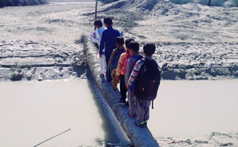 نبود پل و عدم دسترسی راحت به ۱۰ روستای حوزه عارف آباد چابهار بر اثر تخریب سیل