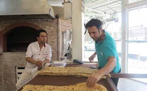 کرونا در صف نانوایی ها/وسواس شهروندان سیستانی در مراجعه به خبازی ها