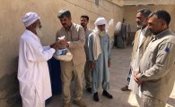 اهدای 30 دست لباس و بسته معیشتی میان نیازمندان توسط سپاه سراوان+ تصویر