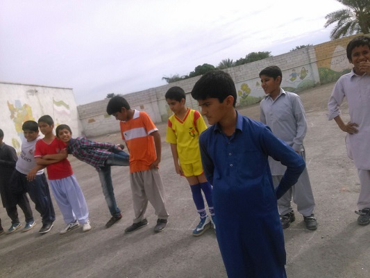 در خانه ماندن؛ فرصتی برای احیای بازی های بومی محلی سیستان و بلوچستان/ چقک پور ورزشی که شادابی را به خانواده ها تزریق می کند