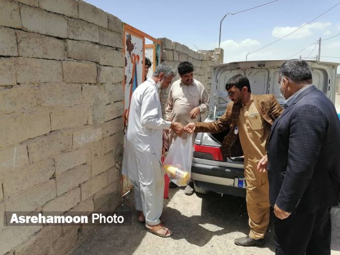 گزارش تصویری/ توزیع بسته های معیشتی بین آسیب دیدگان کرونا در سیستان وبلوچستان