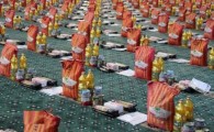 اهدای 300 بسته معیشتی با کمک موسسات خیریه به نیازمندان سراوانی/ توزیع 2 هزار و 500 پرس غذای گرم در لیالی قدر توسط سپاه