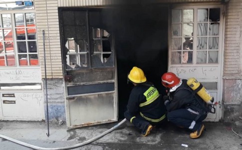 شعله های آتش پژو پارس یک ساختمان را طعمه حریق کرد
