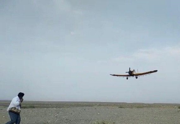 استفاده‌ از هواپیمای سمپاش برای مبارزه با ملخ های صحرایی در شرق جازموریان