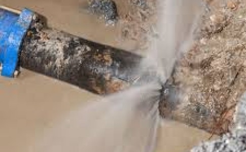 حفاری شرکت گاز، آب لوله کشی مرکز دلگان را قطع کرد