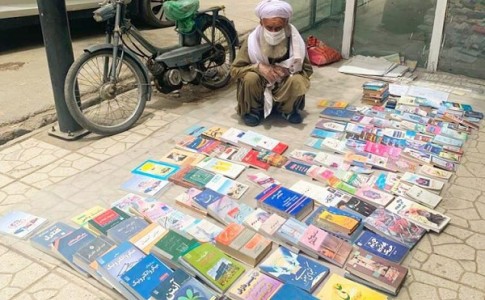 پیرمرد کتاب فروش زاهدانی دکه دار می شود